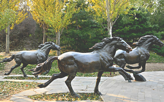 廣場銅馬雕塑——駿馬奔騰 ，鑄就永恒