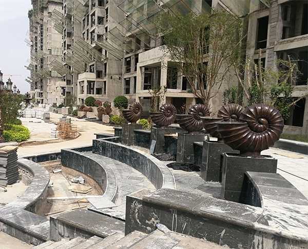 那玻璃鋼雕塑上色的時(shí)候要注意什么呢？