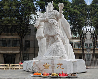 云南石雕黃帝、炎帝、蚩尤雕塑安裝效果展示