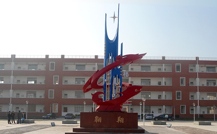 不銹鋼雕塑制作完成之后，需要對表面進行打磨噴漆，這樣才可以獲得想要的表面效果，不銹鋼雕塑打磨噴漆有一些注意事項，下面給大家介紹一下。